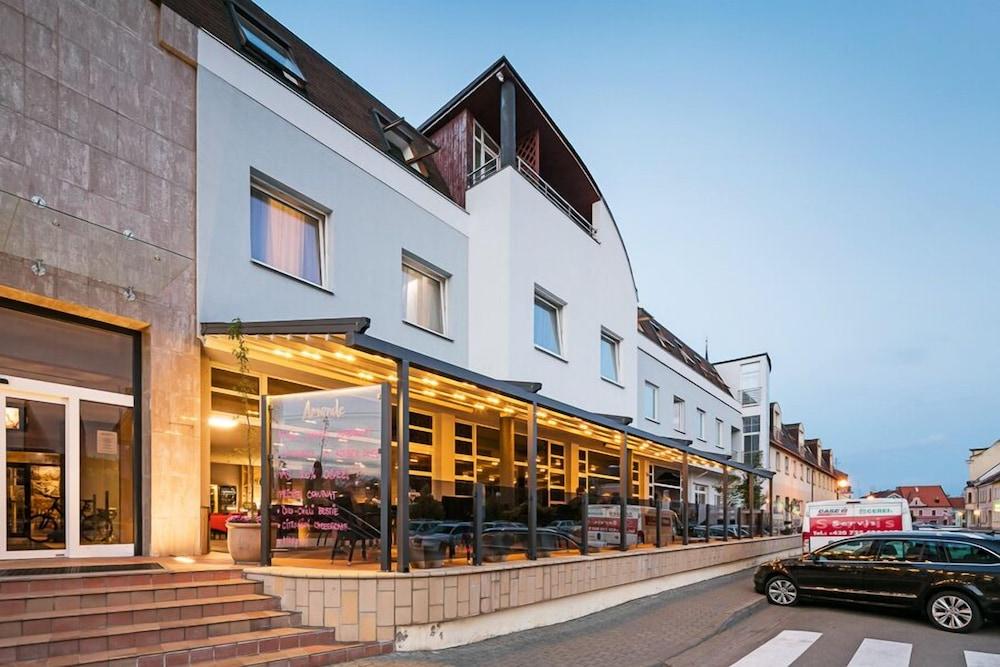 Wine Wellness Hotel Amande הוסטופצ'ה מראה חיצוני תמונה